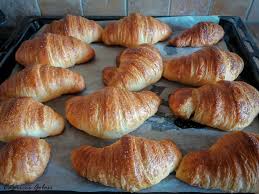 Ingredienti per 16 cornetti : Cornetti Sfogliati O Croissants Come Al Bar Capricci Golosi