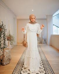 Berikut contoh perpaduan warna baju ungu dan hijab modis modern. 45 Model Gamis Putih Polos Kombinasi Terbaru 2020