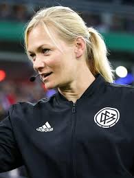 She played football for sv bad lauterberg and took up refereeing at the age of 15. Bibiana Steinhaus Deutsche Top Schiedsrichterin Heiratet Englischen Kollegen