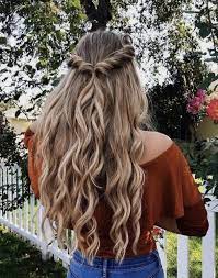 Having braids and curly hair is a great hairstyle for anyone going to a festival or concert! Pin By Lina On Hair Smyles Chic Hairstyles Long Hair Styles Hair Styles