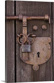 A Rusted Lock And Keyhole On An Old Wooden Door Inside The Walls Of A Castle 2020 Antika Kapilar Eski Kapilar Eski Pencereler