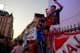 El gol del triunfo de belgrano ante estudiantes (ba) La Estremecedora Foto De Hinchas De Boca Y River Abrazados Y Llorando Por Muerte De Maradona Cronica Firme Junto Al Pueblo