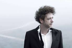 Luego vuelve al pasado, dónde se relatan las circunstancias en las que este detective es llevado a la muerte. A Cinco Anos De La Muerte De Gustavo Cerati Las Canciones Le Siguen Ganando Al Paso Del Tiempo Tiempo Argentino