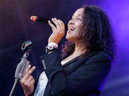 Cassandra steen — darum leben wir cassandra steen — fallen nach oben cassandra steen — glaub ihnen kein wort Cassandra Steen Verzaubert Kiel Auf Der Kieler Woche