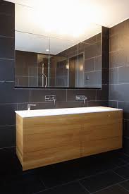 bad in corian und eiche massiv badezimmer badezimmer innenausstattung badezimmerideen
