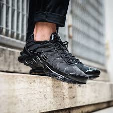 Black And Gold Vapormax Plus Outfit Nike Air Max Plus Tn Triple Black Neon Nike Shoes Nike Air Shoes Nike Air Max Plus