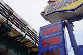 Trump promoverá subsidio a gasolinas ante su encarecimiento; cuesta 4.5 dólares el galón