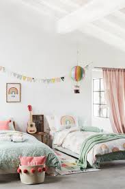 Korzina S Pomponami Bezhevyj Korallovyj Home H M Ru Girl Room Rainbow Bedroom Rainbow Room
