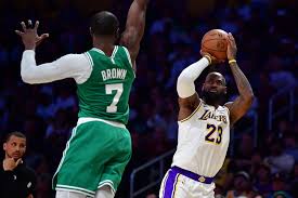 LeBron faz elogio a Jaylen Brown, mas guarda rancor: "Tirando as m*** que ele falou sobre Bronny"