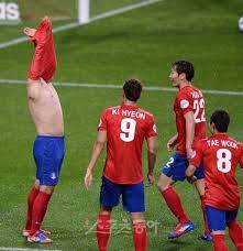 2002 한일 대회 4강 신화를 쓴 황금멤버의 일원이자 아시아 최고의 스트라이커로 활약한 최용수! í¬í†  ìµœìš©ìˆ˜ ê³¼ê°í•œ ìƒì˜ íƒˆì˜ ë±ƒì‚´ì´ ì¶œë  í—‰ ë‰´ìŠ¤ ë™ì•„ë‹·ì»´