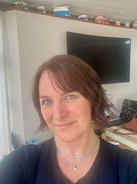 Last hair appt before xmas, do I keep it slightly longer and grow it out or  get a couple of inches cut off and have the shorter style? Thanks