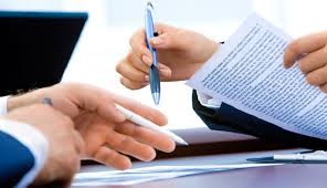 Pentru a transfera un contract pe care îl ai cu furnizorul de gaze naturale de pe numele tău pe numele altui proprietar noul proprietar prezintă documentele necesare schimbării contractului pe numele său. AtenÅ£ie La PÄƒcÄƒleli Cand SchimbaÈ›i Contractele Pentru Electricitate Si Gaze Mai Multe Persoane Au Fost InÈ™elate