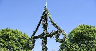 Ett stycke blomsterkrans som var beställd av fröken i bild, men som hon sedan vägrade… 8 Sidor Glad Midsommar