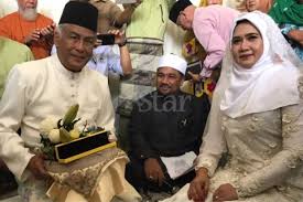 Keadaan itu membuatkan beliau merasa terkejut dan kecewa dengan tindakan pihak tak. Kerusi Urut Hantaran Nikah Jalaluddin Hassan Kaki Kecoh