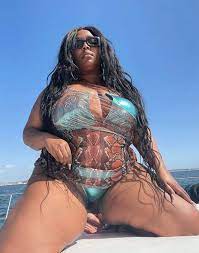 Born melissa viviane jefferson on 27th april, 1988 in detroit, michigan, usa, she is famous for indie hip hop groups the chalice, grrrl prty, the clerb, ellypseas, and absynthe, albums. Does Lizzo Have A Boyfriend Or Is She Dating Anyone Capital