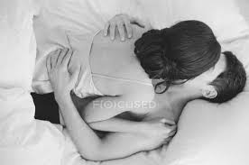 Frau Liegt Auf Mann Im Bett Liebe Hubsch Stock Photo 159270996