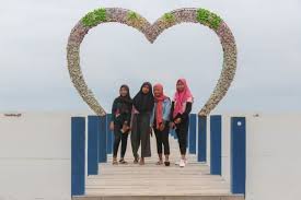Begitu agak longgar, pengunjung lain boleh masuk. Tak Kalah Sama Bali Keelokan Pantai Pasir Putih Wates Di Rembang Juga Memukau Untuk Dikunjungi Penasaran Joglosemar News