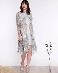 Brokat tile juga cocok untuk kamu yang senang dengan corak simpel sekaligus terkesan berkelas. Pin Oleh Cosmos Vera Di Dress Gaya Berpakaian Model Pakaian Gaun Untuk Acara