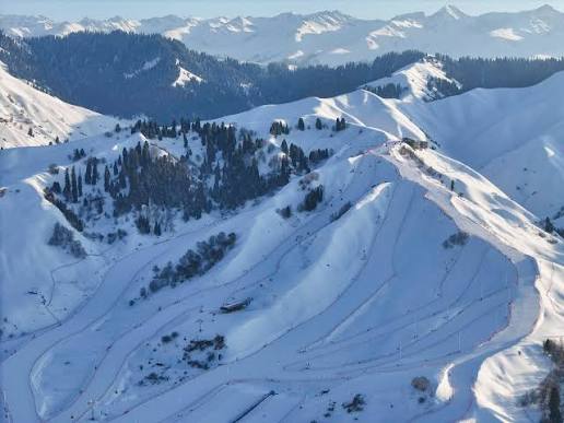 Nalati, one of the most famous prairie destinations in Xinjiang's Ili Kazak  Autonomous Prefecture, has now been transformed into a ski resort in  winter. Here, skiers glide down the slopes with snow
