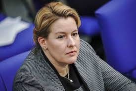 Der ehemann von bundesfamilienministerin franziska giffey (spd), karsten giffey, hat seinen job als beamter in berlin verloren. Solidarisch Wie Pattex