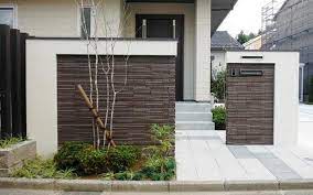 Desain ini dapat diterapkan pada rumah modern atau rumah minimalis, perpaduan antara warna lembut, garis horizontal, dan tanaman hias memberikan kesan simpel dan menegaskan ciri desain modern. 10 Inspirasi Model Pagar Rumah Batu Alam Hunian Tropis Modern Jadi Semakin Menawan Rumah123 Com