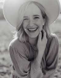 HALLO IHR! ICH BIN LUISA! Wenn ich mich selbst beschreiben müsste würde ich  folgendes sagen: Ich liebe den Geruch von Sommerregen, die Natur ist für  mich Erholung & Heimat zugleich. Humor ist