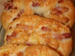 Des Bretzels Gruyere Et Lardons Comme En Alsace Recette Ptitchef Recette Recette Bretzels Alimentation