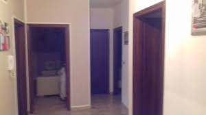 Casa in vendita al piano rialzato composta da ingresso, soggiorno, cucina, 2 camere da letto e bagno per un totale di 67 mtq, completano il tutto una cantina di 15 mtq e un box auto in cortile recintato con cancello. Appartamento A Gravina In Puglia A Bari In Vendita