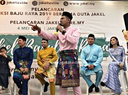 Kemeriahan lebaran yang bakal tiba tidak lama lagi dirancakkan lagi dengan pelbagai rekaan baju raya menawan oleh pereka fesyen tempatan. Koleksi Baju Raya Jakel Kini Boleh Dibeli Secara Online Jejakakaula
