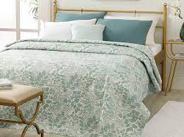 Dolgu malzemesi arada kalacak şekilde çift taraflı desenli kumaşa kapitone işlemi uygulanarak üretilmiştir. Eliza Cift Kisilik Cok Amacli Yatak Ortusu 200x220 Cm Mint English Home
