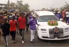 Nnamdi kanu has cars and one house in london but doesn't have any house or properties here in nigeria. Ipob Leader Nnamdi Kanu Parents Burial Update Awareness Media Ng