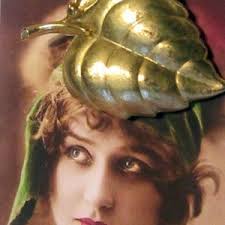 14K Gold Vintage Brooch Elegant Leaf-inspired Design