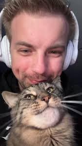 It’s all smiles and good vibes tonight. 😸