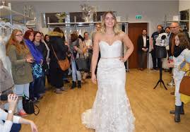 Bestellen sie maßgeschneiderte brautkleider zu günstigen preisen. Traumhafte Brautkleider Und Opulente Abendroben Bezauberten Die Gaste