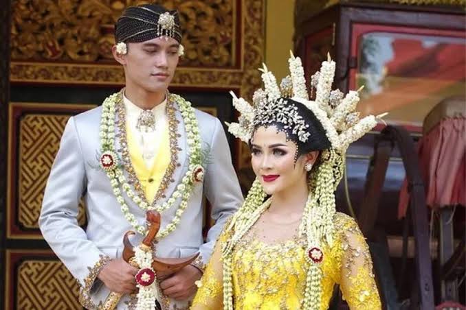 images?q=tbn:ANd9GcRJHBZDerDolZiAOVlznyKqNivSlRAOWGnBkYjZnv9WDkbIX7KxwzGfKUdQ&s=10 Mengenal Pernikahan Adat Madura, dari Lamaran hingga Ritual Setelah Akad