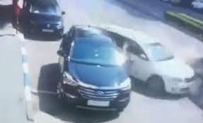 海外 動画 猛スピードで突っ込んでくる白い車 ギリギリで直接轢かれずに済むヒュンダイ運転手の様子 ヒュンダイ 車 乗用車
