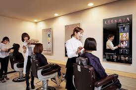 Hair do design game on lagged. Samsung S First Mirror Displays Are Now Being Used In A Hair Salon Hair Salon Mirror Display Salon Mirrors
