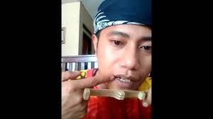 Alat musik ini termasuk dalam jenis lamelafon atau idiofon.biasanya dibuat dari bahan pelepah aren atau dari bambu.karinding menurut bahasa sunda teridiri dari kata ka ra da hyang yang artinya dengan diiringi oleh doa sang maha kuasa. Alat Musik Tradisional Sunda Karinding Sentul City