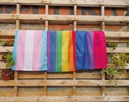 La famosa bandera del arcoíris fue creada en san francisco por el artista y activista gilbert baker a finales de los 70, aunque ha tenido modificaciones a lo largo de los años. Que Significan Los Colores De La Bandera Del Orgullo Lgbt La Tienda Comprometida