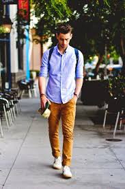 Calça Bege Com Camisa Jeans Masculina Looks Masculinos Com Tenis Branco Pra Inspirar Tenis Branco Masculino Chinos Masculinos Moda Masculina