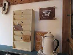 もっと簡単なルーバーの作り方ないの とゆうお友達の声から考えました 100均材料だけで ルーバー風のディスプレイ棚の作り方です 斜めに板をつけていくだけでルーバーの雰囲気が出るので 一見難しそうですが 簡単にできます 置くだけで一気にカフェ風な