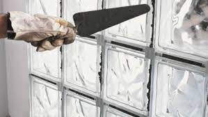 Suivez notre tuto pas à pas pour la création d'un mur en briques transparentes. Comment Monter Un Mur De Briques De Verre En Pose Traditionnelle Leroy Merlin
