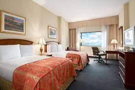 Located South Of Downtown The 303 Room Doubletree By Hilton Houston Hobby Airport Offers Guests Comfortable Accommodation Luxury Accommodation Home Home Decor