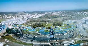 You can travel right to the circle using tram numbers 10 and 12 to zürich flughafen, bahnhof, as well as via countless regional buses. Digitalisierung Von The Circle Technologie Partnerschaft Mit Microsoft Schweiz The Circle
