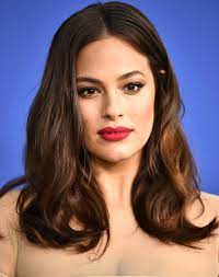 Short curly hairstyles look great on women with round faces. 20 Flattering Haircuts For Oval Faces Purewow