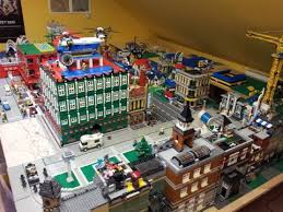 Ich habe nicht nur den esstisch selber gebaut und die anleitung hier im do it yourself blog veröffentlicht. Lego Stadt Selber Bauen Youtube