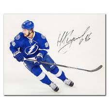 Никита игоревич кучеров et en anglais : Nikita Kucherov Tampa Bay Lightning Autographed 16x20 Nhl Auctions