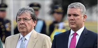 El ministro de defensa, jorge chávez, llevó los equipos en compañía de la presidenta de essalud, fiorella molinelli. Carlos Holmes Trujillo Estado De Salud Del Ministro De Defensa