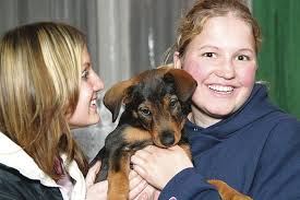 Vietoje globėjų iš JAV šilumos lietuvėms seserims