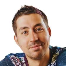 Today's DailyVee is from my last visit to the UAE… I start my day with a  fireside chat at TikTok Mena where we talked about all things leadership  and human attention, then,